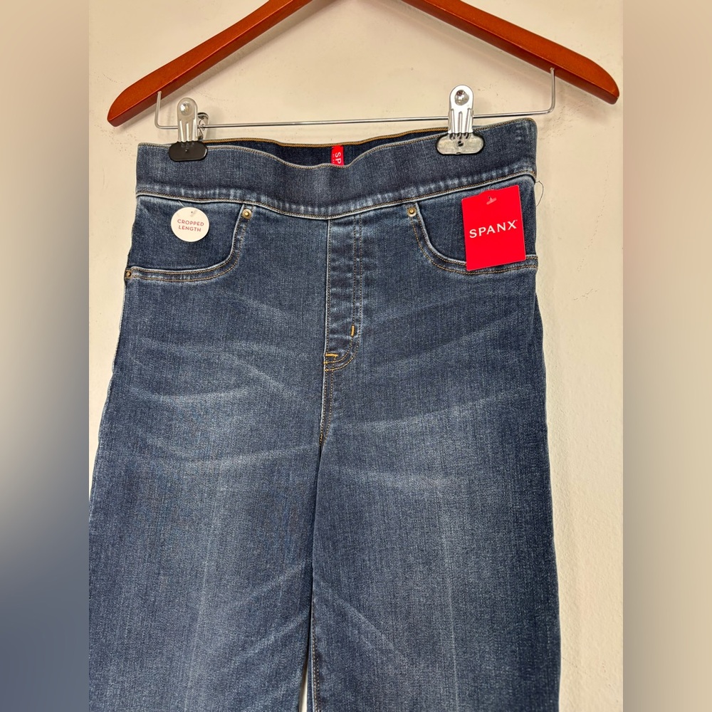 SPANX NWT MEDIUM WASH CROPPED FLARE JEANS SZ SMALL - Picture 3 of 8